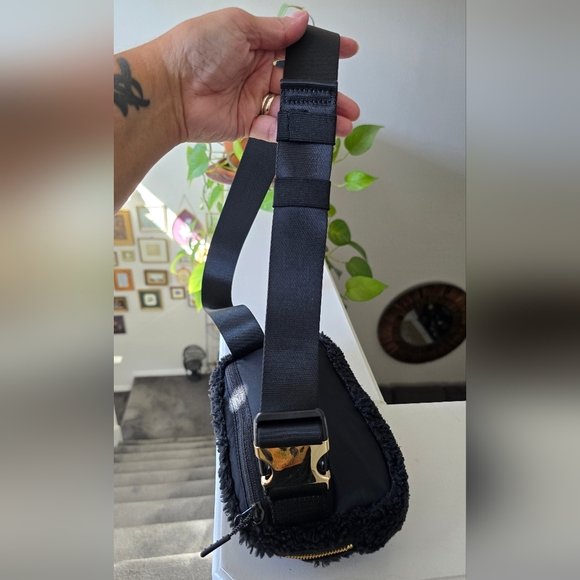 Lululemon Athletica Everywhere Black Sherpa Belt Bag - Picture 15 of 16
